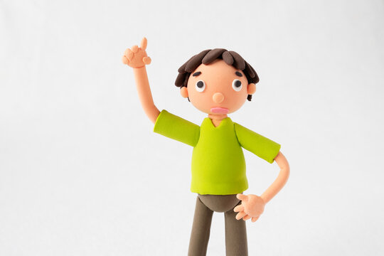 粘土の説明する男の子