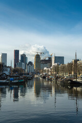 Zicht op het oude gedeelte van de oudehaven met boten in de ochtend in Rotterdam, Nederland