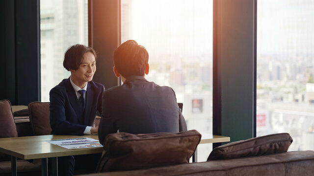 オフィスで会話するビジネスマン
