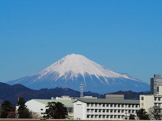 川原から見る積雪の多い富士山