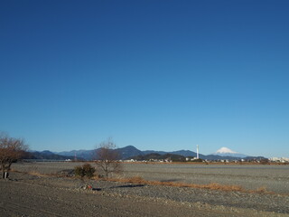 小さく富士山の移る風景