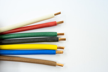 【電線加工】末端処理中の電線【工業】