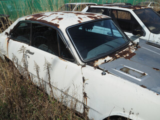 打ち捨てられた車