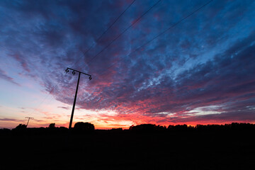 Sonnenuntergang bei einem Strommast