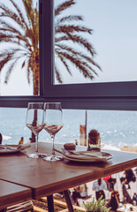 Mesa de restaurante junto a la ventana con vistas al mar mediterraneo