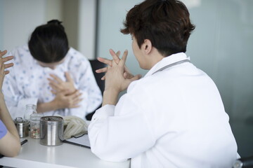 Obraz premium Doctor checking patient's chest pain