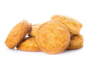 Pastas o bollos de manteca y almendras de panadería artesanal aislados sobre fondo blanco.
