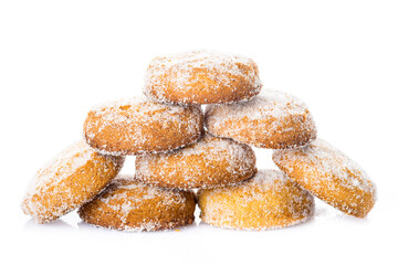 Pastas o bollos de manteca y almendras de panadería artesanal aislados sobre fondo blanco.
