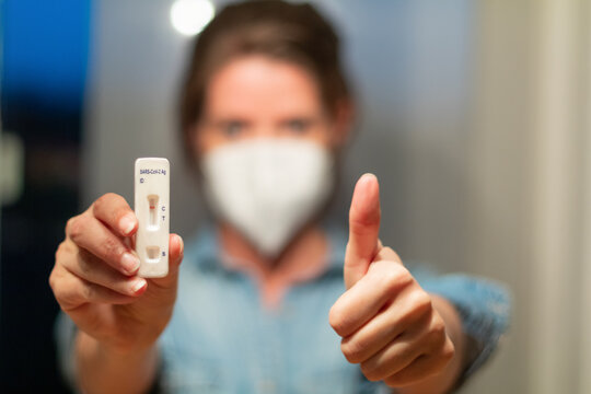 Woman is presenting a negative self-test