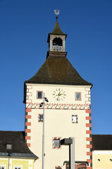 Der Stadtturm auf dem Stadtplatz in Vöcklabruck, Österreich, Europa - The city tower on the town...