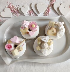 Vier weiße Donuts zur Hochzeit