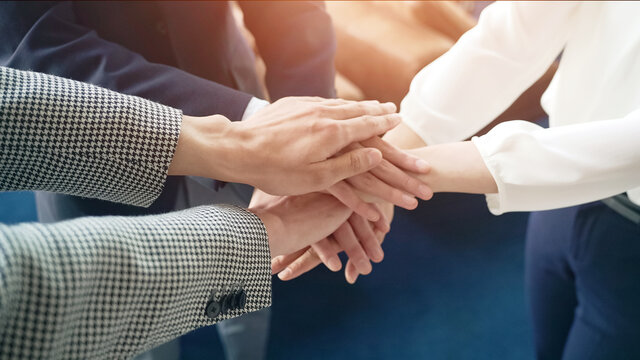 円陣を組む人々　ビジネスの成功　団結