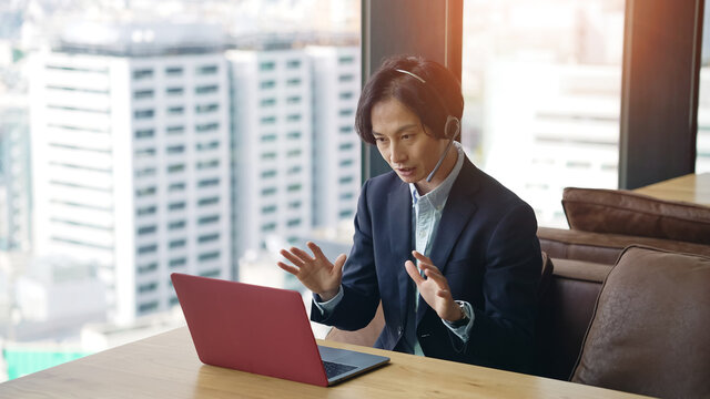 ビデオ通話で話す男性　テレワーク　リモートワーク