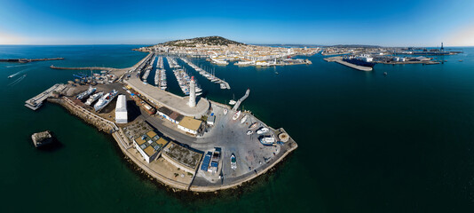 Photo aérienne panoramique du port de Sète dans le sud de la France - obrazy, fototapety, plakaty