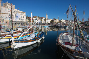 Fototapeta na wymiar Bandol est une commune française dans le département du Var en région Provence-Alpes-Côte d'Azur. Vue sur le port avec ses bateaux anciens, les fameux 