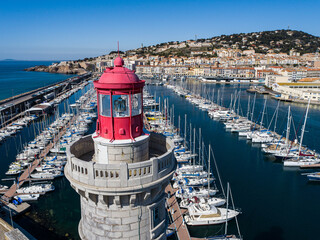 Vue aérienne du phare, du port et de la ville de Sète