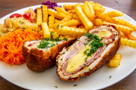 Kotlet nadziewany serem z frytkami devolay