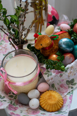 Wielkanocny baranek z baziami, perłowe jaja wielkanocne, wielkanocny koszyk, stół