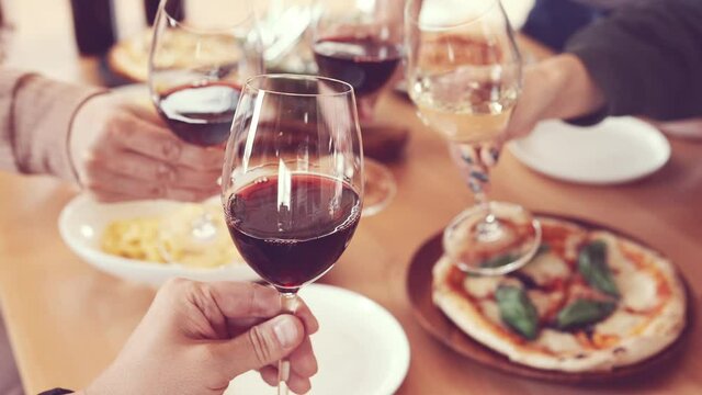 イタリア料理と赤ワインで乾杯