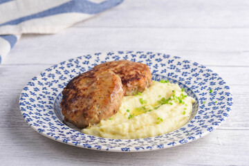 Mashed potatoes and meatballs