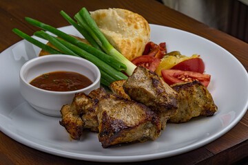 Kebab meat slices with green onions and fresh tomato