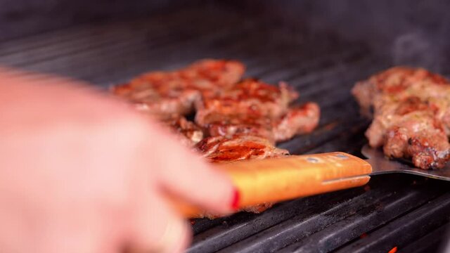 BBQ Grill Fleisch wird gegrillt in 4k 120 FPS 10 Bit 4:2:2 Super Zeitlupe