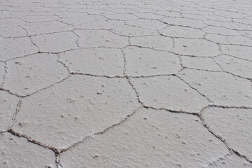 Obraz premium Salar de uyuni in bolivia, white salt soil in different hexagon shapes, the salt makes a special infinity pattern