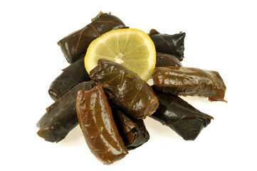 Feuilles de vigne farcies avec une rondelle de citron en gros plan sur fond blanc