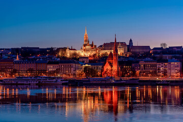 Fototapeta na wymiar Night Budapest, Fisherman's Bastion, reflection of night lights on the water, cityscape