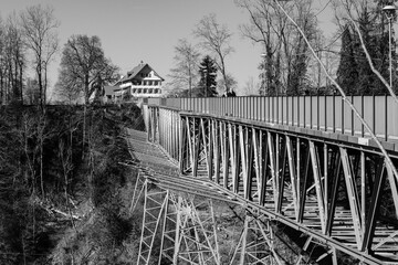 Hohe Stahlbrücke über Starkstromleitung und Fluss