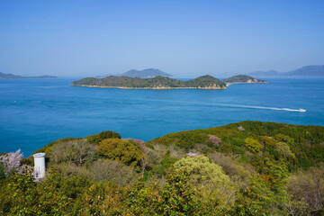 Fototapeta premium 春の瀬戸内海と島々(香川県庵治町からの眺め)