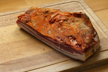 Ventrèche plate au piment d'Espelette, recette traditionnelle du sud ouest de la poitrine de cochon épicée au piment de la ville d'Espelette