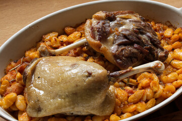 Cuisses de canard confites et haricots tarbais, recette traditionnelle du sud ouest, mêlant le canard et la spécialité de la ville de Tarbes, ces haricots blancs plats cuisinés ici à la sauce tomate