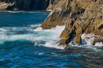 rochas molhasas pelo mar