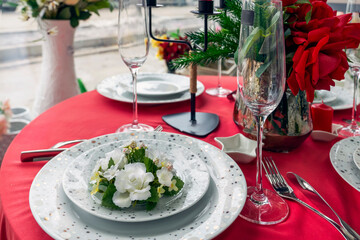 red Table setting for a wedding or dinner event, with flowers
