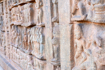 Obraz premium Bas relief ancient sculptures carved on the walls of historical Brihadeeswarar temple in Thanjavur, Tamilnadu. Indian rock art relief carvings of ancient God sculptures in temple walls in Tamilnadu.