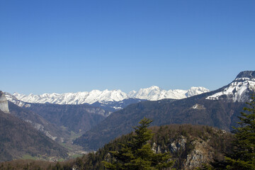 La chaîne des Aravis et le Massif du Mont-Blanc, depuis le Mont-Veyrier, Haute-Savoie, France