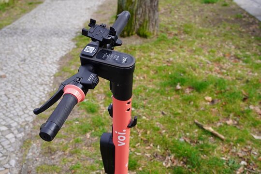 Teilaufnahme Voi e-Scooter bei Sonnenschein in Berlin am 05.04.2021