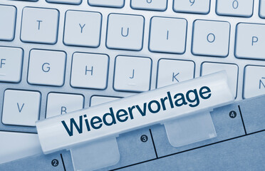 Wiedervorlage - Wort auf blauen taste.