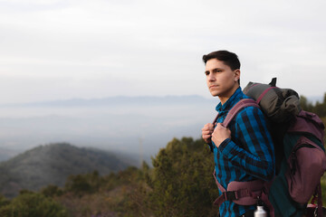 Naklejka premium young man with backpack in the mountain