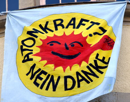 Transparent an einer Fassade: "Atomkraft? Nein danke."