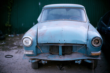 Obraz na płótnie Canvas old retro car in a car dump