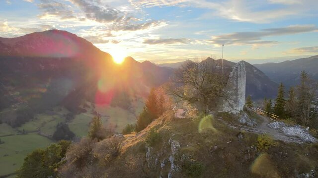 Burgruine Falkenstein bei Sonnenuntergang - in F&uuml;ssen im Allg&auml;u