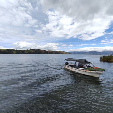 Barco sobre la laguna de Tota