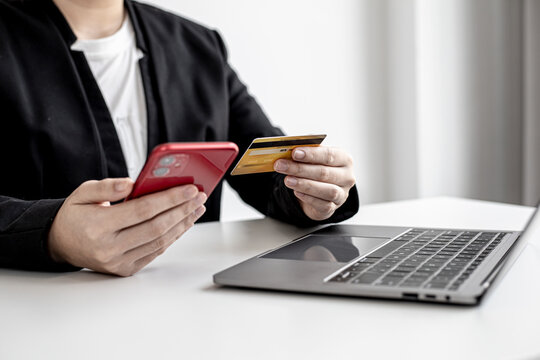 Business Women Are Filling Out Credit Card Information Into An Online Shopping App On A Smartphone. Concept Of Payment For Products In A Smartphone App.