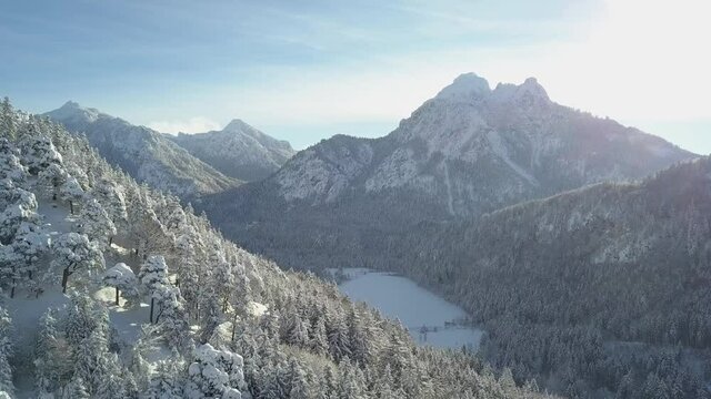 Bergpanorama mit S&auml;uling, Schwansee, Tegelberg und den K&ouml;nigsschl&ouml;ssern Neuschwanstein und Hohenschwangau
