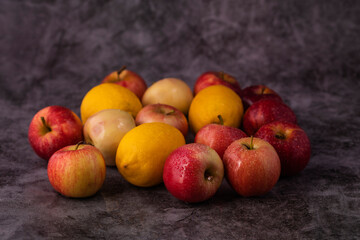 Fototapeta na wymiar Apples and lemons are scattered on the table.