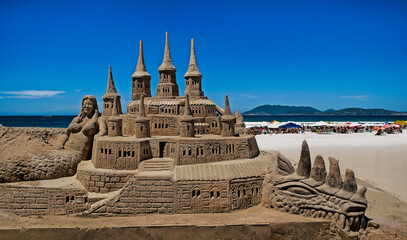 grande castelo de areia a beira da praia