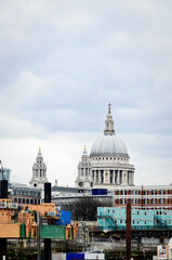 Fototapeta premium LONDON, GREAT BRITAIN: Scenic view of St.Pauls Cathedral with city buildings 
