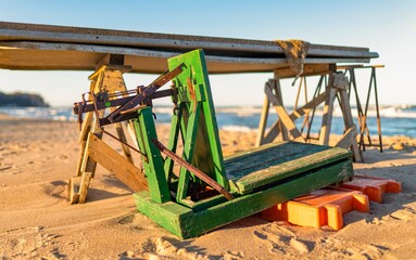 alte Fischerwaage am Strand der Ostsee im Abendlicht